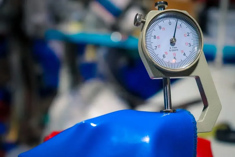 วัดความหนาผ้าใบ PVC ก่อนตัดเย็บ